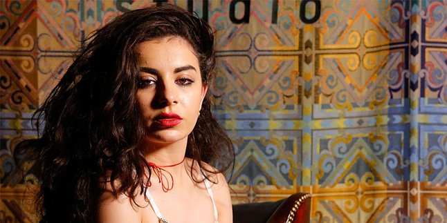 Charli XCX Dituduh Self-Service Saat Siaran Radio