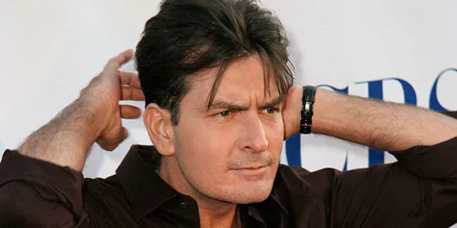 Charlie Sheen Ganti Nama, Demi Apa?