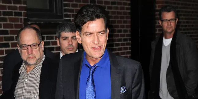 Charlie Sheen Putuskan Tunangan Dengan Bintang Porno