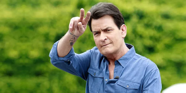 Demi Jaga Rahasia, Charlie Sheen Suap Satu Orang Dengan Rp 138 M Demi Jaga Rahasia, Charlie Sheen Suap Satu Orang Dengan Rp 138 M