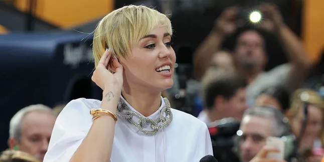 Cher Menyebut Aksi Telanjang Miley Cyrus Lebih Baik Dari... Cher Menyebut Aksi Telanjang Miley Cyrus Lebih Baik Dari...