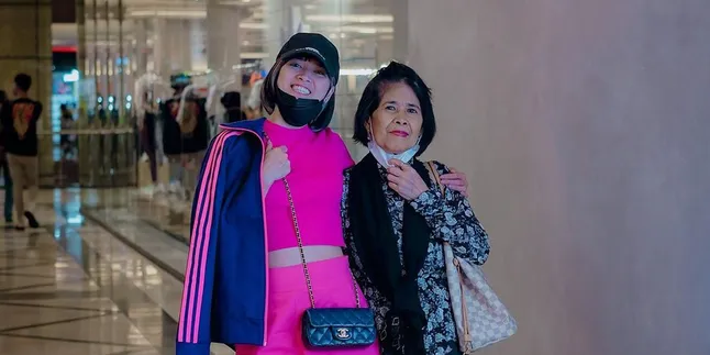 Chika Jessica Ingin Berikan Ginjalnya Demi Ibu Tercinta Chika Jessica Ingin Berikan Ginjalnya Demi Ibu Tercinta