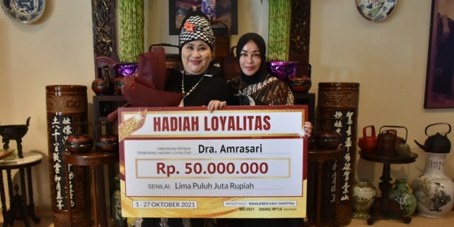 Chintami Atmanegara Gives Symbolic Gift of Rp 50 Million to a Loyal Easy Shopping Customer