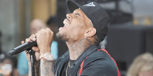 Chris Brown Diputus Pacar via Twitter? Chris Brown Diputus Pacar via Twitter?