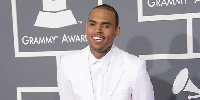 Chris Brown Mendadak Sakit Saat Rekaman di Studio