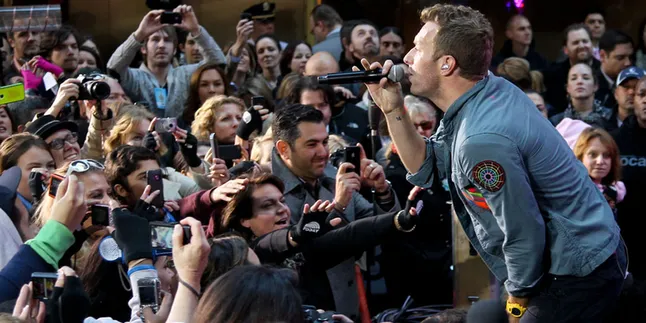 Chris Martin Nyanyi di Pemakaman Anak Wakil Presiden Joe Biden