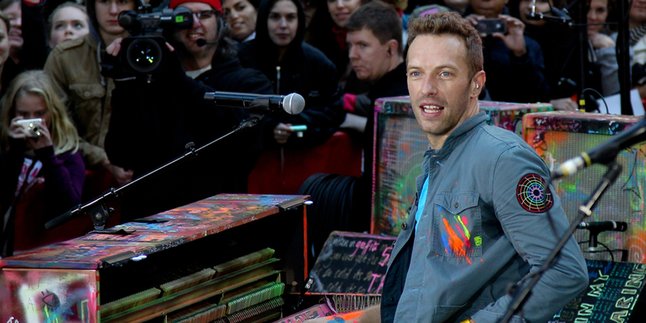 Chris Martin Jatuh Cinta Pada Rambut Harry Styles