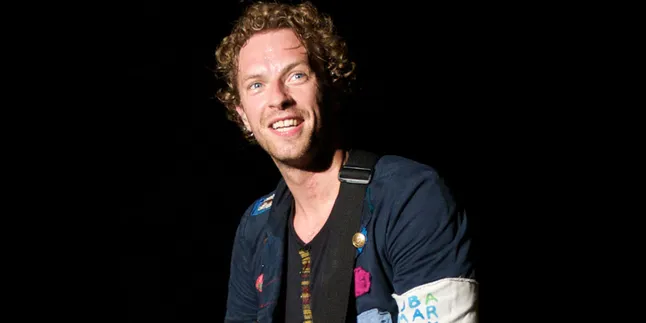 Chris Martin Memohon Ingin Tulis Lagu Untuk Rihanna