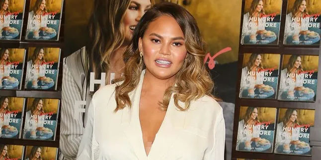 Chrissy Teigen Ajak Baby Luna Belanja Sayur, Gemes Banget!