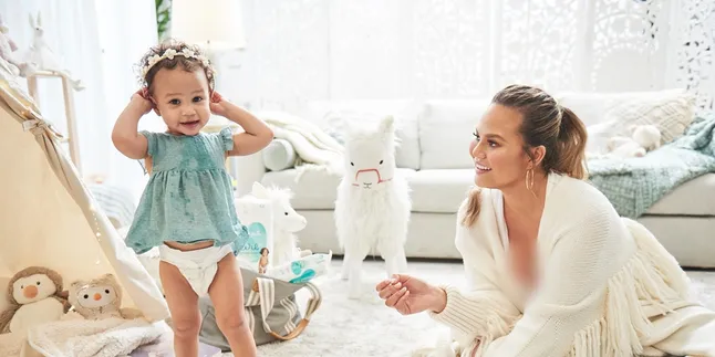 Chrissy Teigen Bagikan Moment Luna 'Asuh' Baby Miles, Bikin Hati Meleleh! Chrissy Teigen Bagikan Moment Luna 'Asuh' Baby Miles, Bikin Hati Meleleh!