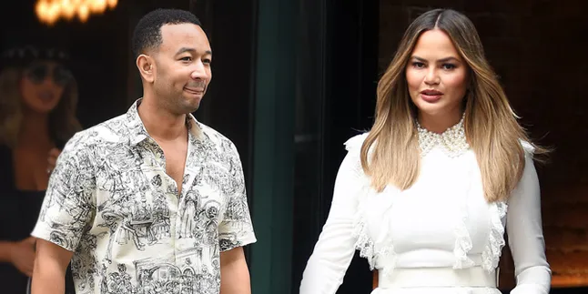 Chrissy Teigen Tulis Sindiran untuk John Legend, Netizen Malah Baper Chrissy Teigen Tulis Sindiran untuk John Legend, Netizen Malah Baper
