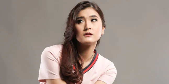 Christina Colondam Ungkap Kisah Unik Jadi Presenter Infotainment