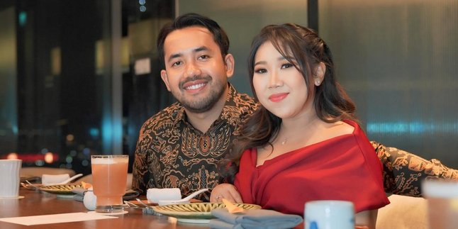 Kiky Saputri's Wedding Ring Can't Be Removed Before Delivery, M Khairi Takes His Wife to the Fire Department