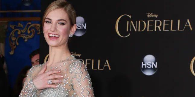 Cinderella Diprotes Kurus, Lily James: Pinggangku Memang Kecil Cinderella Diprotes Kurus, Lily James: Pinggangku Memang Kecil