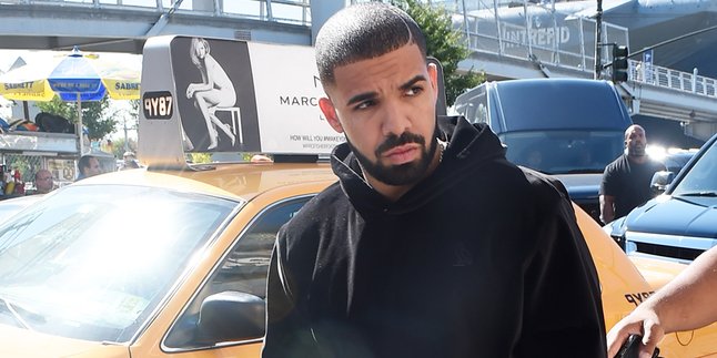 'Cinta Banget', Drake Bikin Tattoo Wajah Sade di Tubuhnya