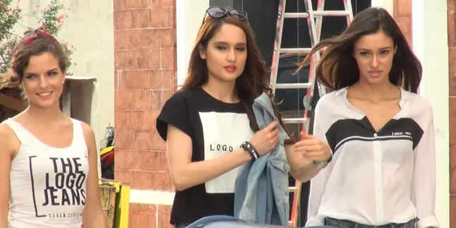 Cinta Laura Berpose Merah Cantik di Laguna Beach, California