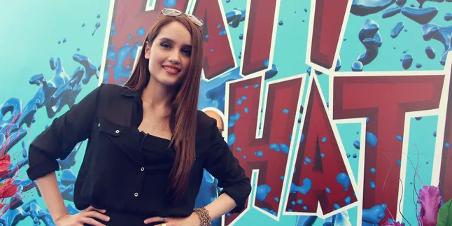 Cinta Laura Dicium Mesra Pria Bule, Siapa Dia?