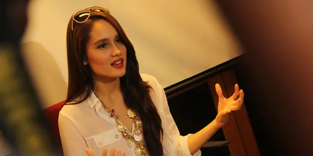 Cinta Laura Rilis Clothing Line Bareng Single