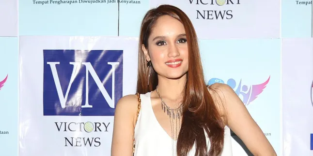 Cinta Laura Main Film Adaptasi Novel JK Rowling?