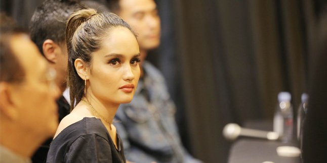 Cinta Laura Reveals the Viral Phrase 'Becek Ga Ada Ojek' that Made Her Frustrated