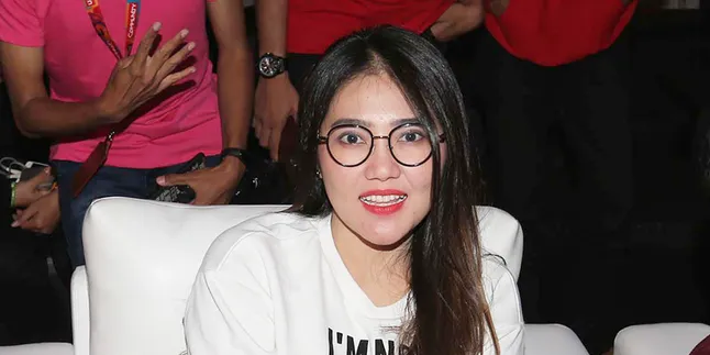 Cinta Via Vallen di Momen Ulang Tahun Sang Bunda Cinta Via Vallen di Momen Ulang Tahun Sang Bunda
