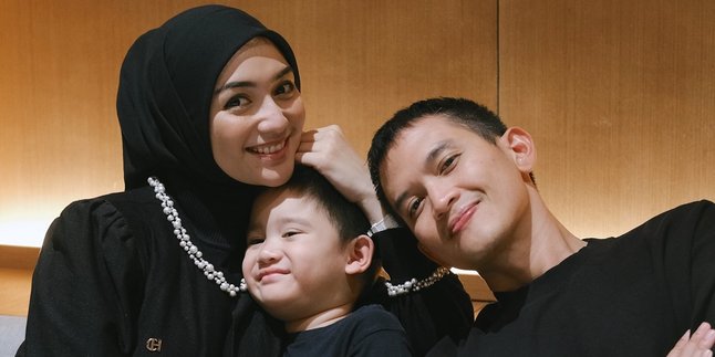 Citra Kirana Says Her Child Refuses to Be Kissed by Rezky Aditya Because of His Beard