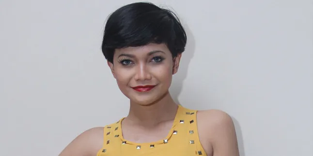 Citra Scholastika, Mencolok Dengan Rok Mini Kuning