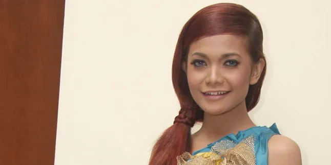 Citra Scholastika Suka Gunakan Plastik Untuk Aksesoris