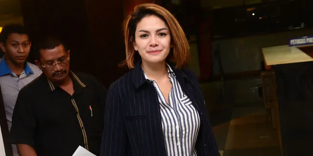 Cium Pria Bule, Nikita Mirzani: Bukan Laki Orang Yang Penting Cium Pria Bule, Nikita Mirzani: Bukan Laki Orang Yang Penting