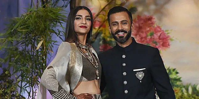 Cium Suami, Sonam Kapoor Rayakan Tahun Baru Romantis di Bali