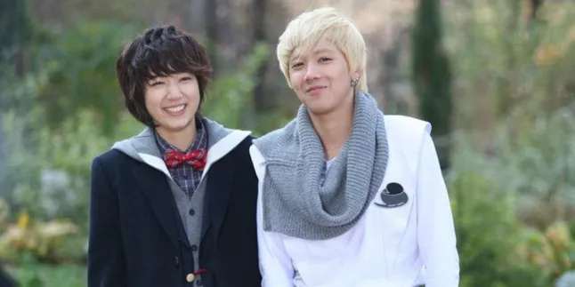 Cium Teman Sendiri di MV, Lee Hong Ki-Park Shin Hye Malah Ngakak Cium Teman Sendiri di MV, Lee Hong Ki-Park Shin Hye Malah Ngakak