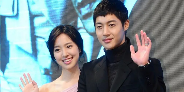 Ciuman Pertama Kim Hyun Joong dan Jin Se Yeon di 'Inspiring Age'