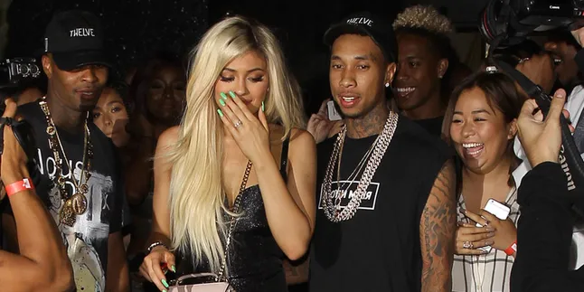 Ciuman Tepi Pantai, Tyga - Kylie Jenner Penuh Cinta Dalam Video