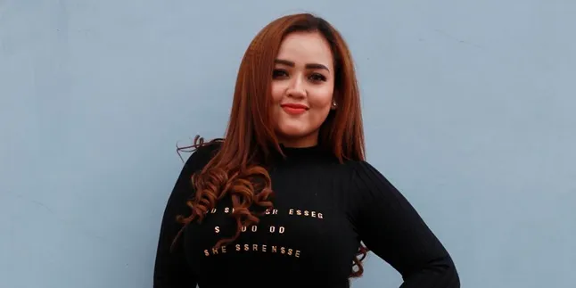 Clara Gopa Pajang Foto Mandi di Baththub Tutupi Tubuh dengan Busa, Panen Kritikan dan Disebut Murahan