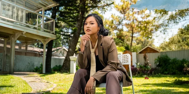Clara Riva Ajak Pendengar Lepas Penat Lewat Lagu Penuh Energi dan Candaan, 'Iya Iya Iya' Clara Riva Ajak Pendengar Lepas Penat Lewat Lagu Penuh Energi dan Candaan, 'Iya Iya Iya'