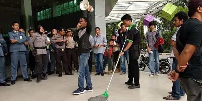 Cleaning Service Tetap Bersihkan Lantai di Tengah Demo Berlangsung, Begini Aksinya