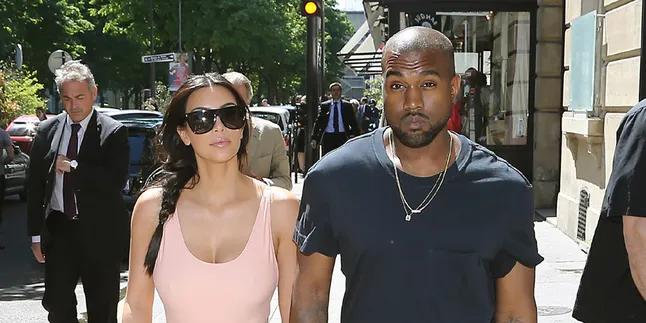 Cleavage Kanye West Tak Kalah Seksi Dari Kim Kardashian, Lho! Cleavage Kanye West Tak Kalah Seksi Dari Kim Kardashian, Lho!