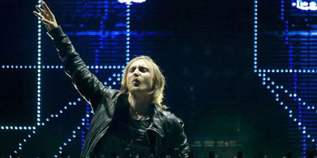 Clubbers Seksi Padati Konser David Guetta