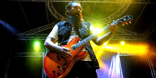 Coki Netral Ngefans Gitaris Alter Bridge!