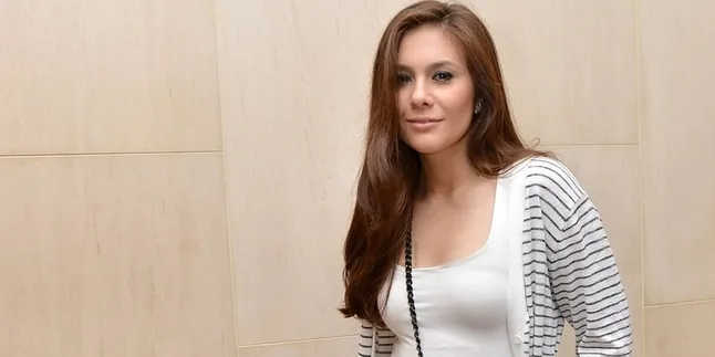 Concern Pada Penderita Kanker, Wulan Guritno Jual Gelang Harapan Concern Pada Penderita Kanker, Wulan Guritno Jual Gelang Harapan