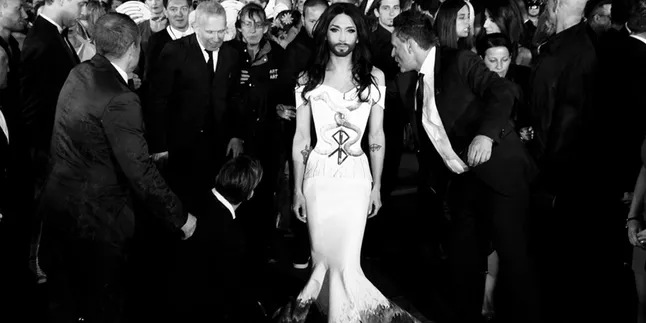 Conchita Wurst Bawakan Lagu Andalan di London Pride