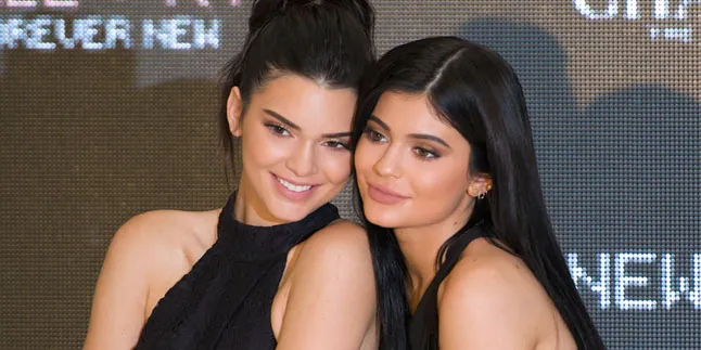 Contek Kylie, Kendall Jenner Ketahuan Pakai Legging Transparan