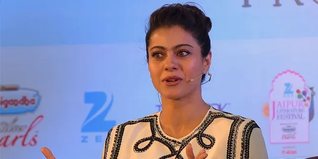 Cool! Kajol Santai Difoto Nysa Ketika Tak Pakai Make Up Apapun