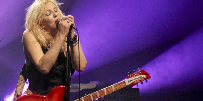 Courtney Love Gelar Gig Kejutan di Kedai Kopi