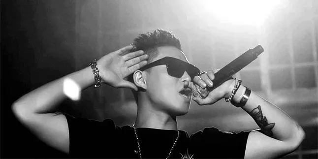 Cover Album Debut Solo, Gary Lepas Imej 'Running Man'