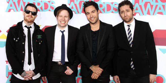 Cover 'Uptown Funk' Dari Fall Out Boy Ini Wajib Kamu Dengar