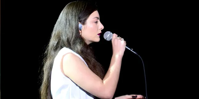 Cover Retrogade, Lorde Anggap Dirinya Popstar Abnormal! Cover Retrogade, Lorde Anggap Dirinya Popstar Abnormal!