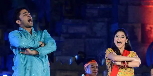 Cowok Mirip Shaheer Tiduran di Pundak Soumya Seth, Netizen Heboh Cowok Mirip Shaheer Tiduran di Pundak Soumya Seth, Netizen Heboh
