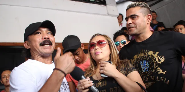 Cristian Gonzales dan Pemain Arema Sambangi Korban Banjir Jakarta Cristian Gonzales dan Pemain Arema Sambangi Korban Banjir Jakarta