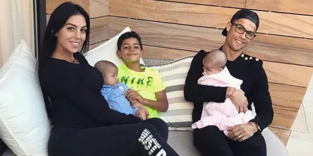 Cristiano Ronaldo Ajak Pacar & Bayi Kembarnya Berenang Bareng Cristiano Ronaldo Ajak Pacar & Bayi Kembarnya Berenang Bareng